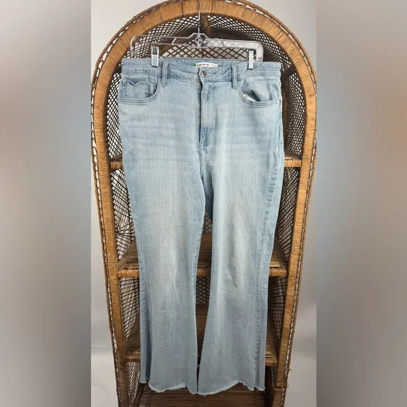 Elizabeth & James High Rise Flare Leg Jeans in Light Wash Size 14 - Picture 2 of 4